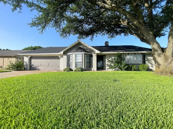 112 Overcrest Dr, Benbrook, TX 76126