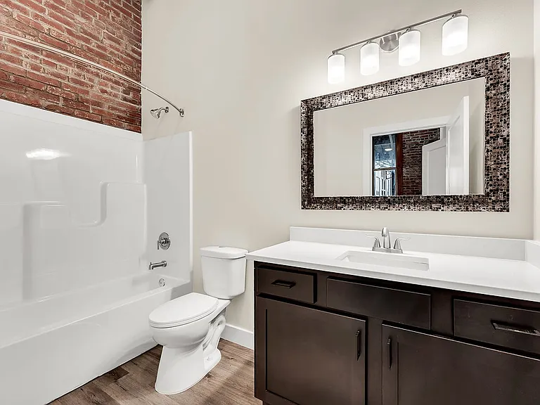 235 N Market Ave — Photo 40