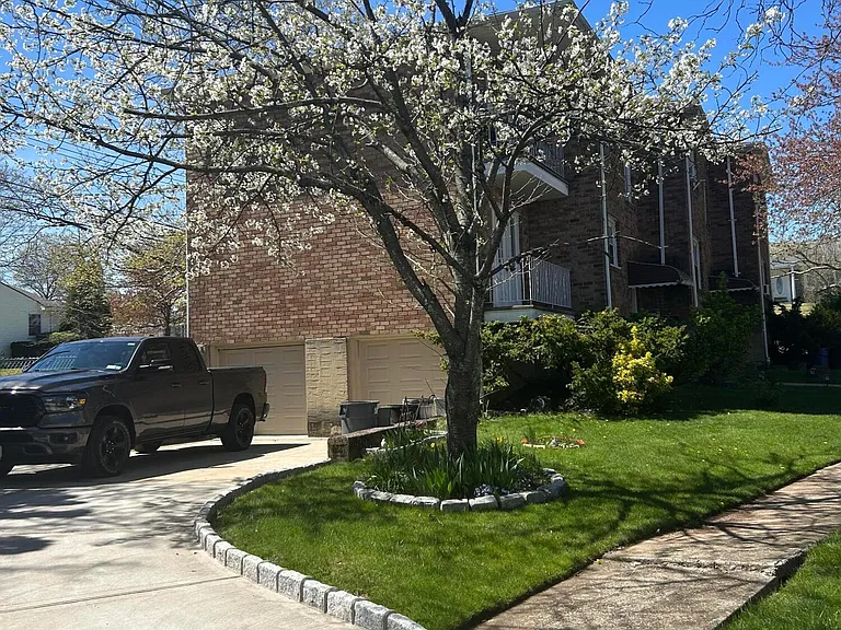 164 Beach Rd — Photo 2
