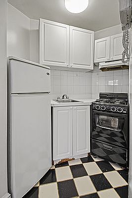 5th image of 8 E 30th St APT 3C