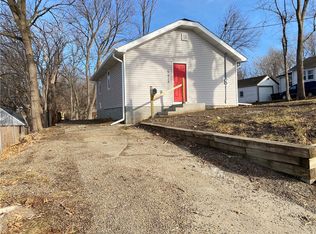 5915 Carpenter Ave, Des Moines, IA 50311