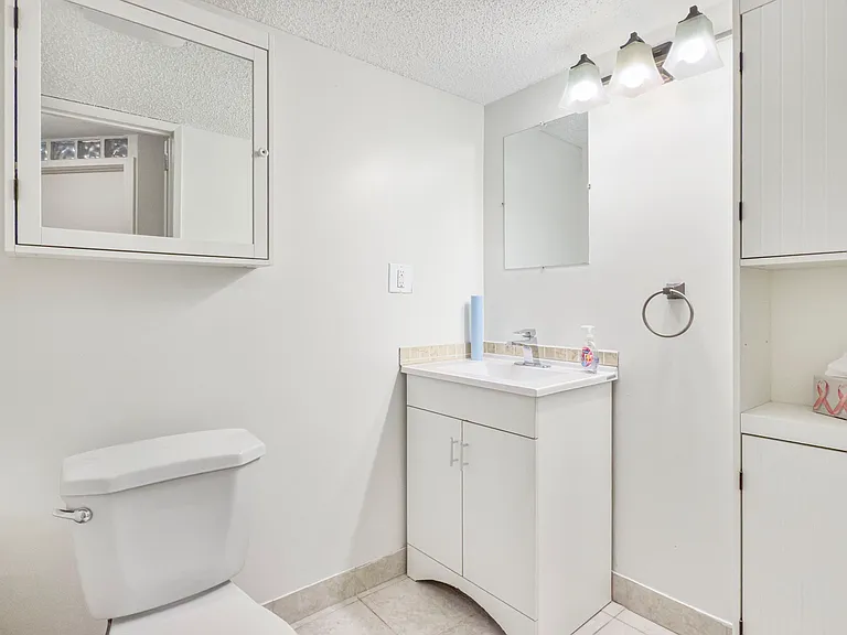 63 Woodglen Close SW — Photo 8