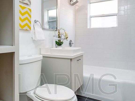 4th image of 1159 1/2 Bellevue Ave