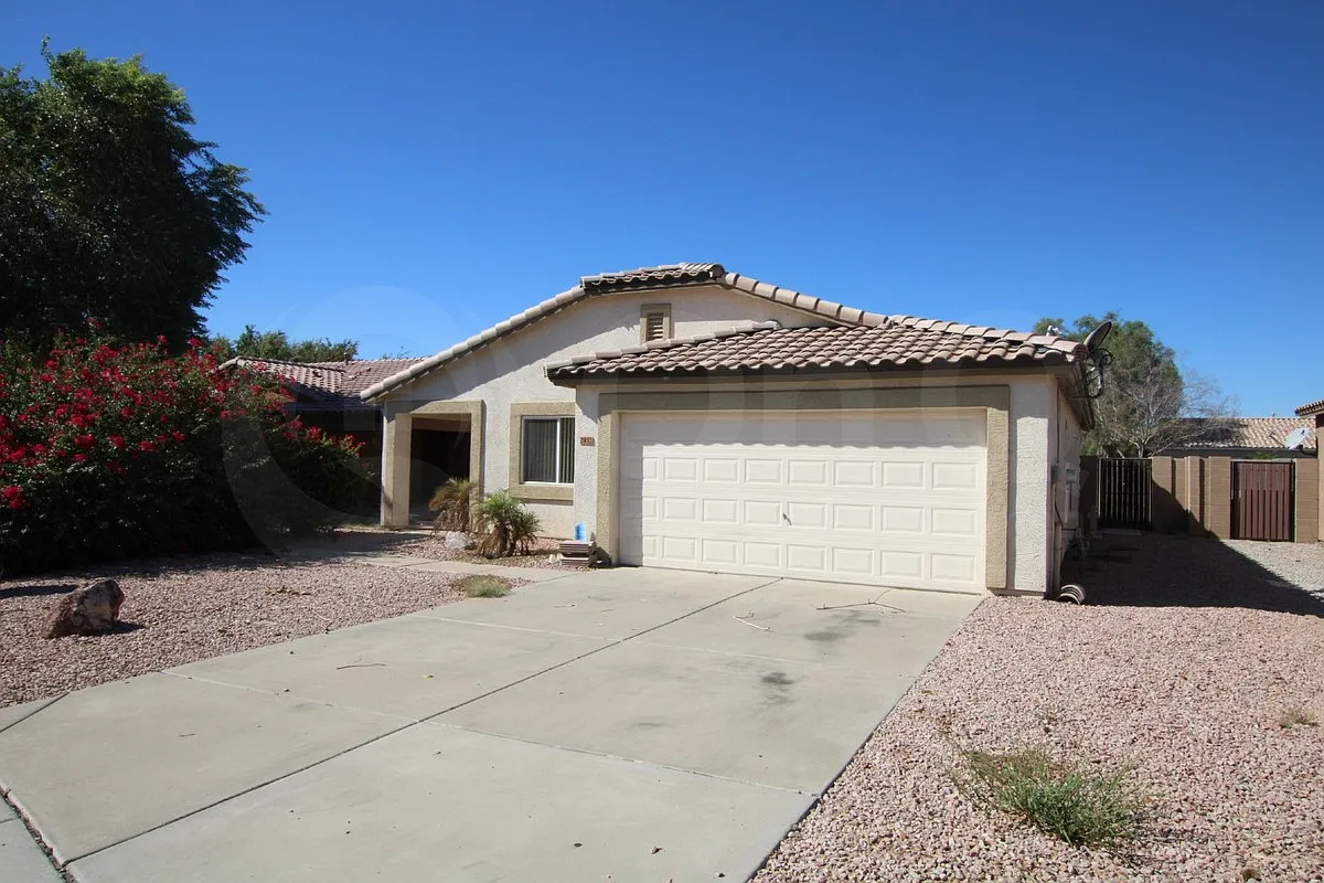 3 bed, 2.0 bath, 1202 sqft, $1,899 — Photo 2