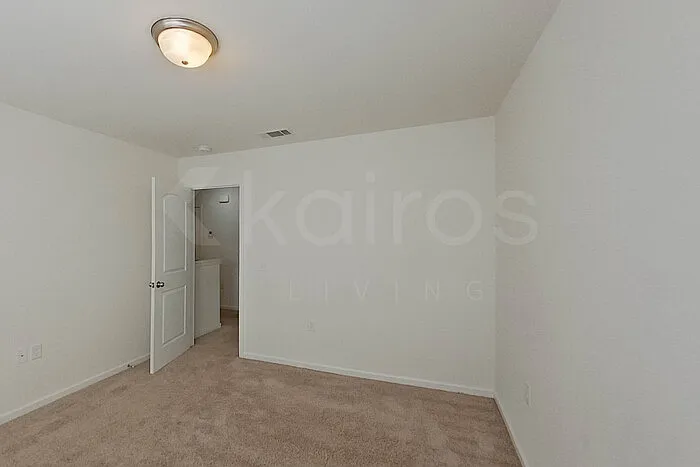 924 Sanford Ln — Photo 17