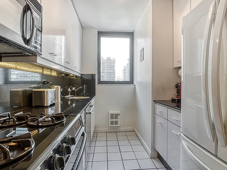255 E 49th St #15E — Photo 10