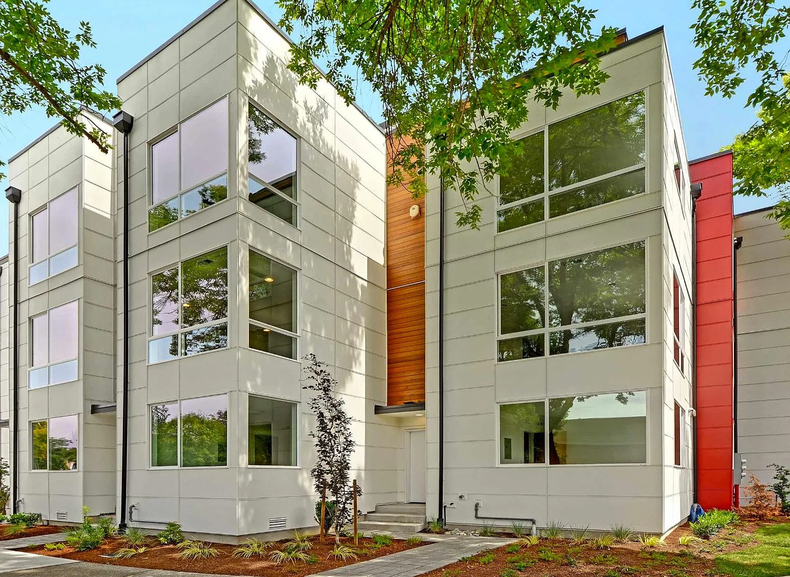 106 22nd Ave S — Photo 1