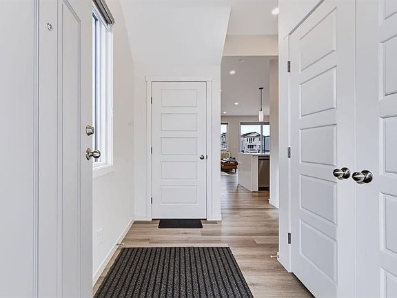 4th image of 529 N Chelsea Gdns
