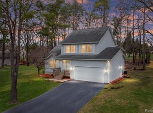 360 Arbor Pine Dr, Ortonville, MI 48462