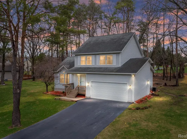 360 Arbor Pine Dr, Ortonville, MI 48462
