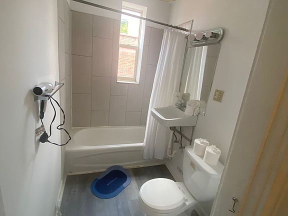 4th image of 854 N High St APT B