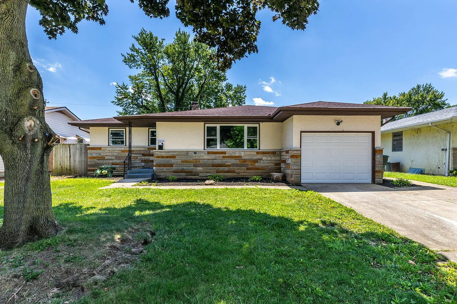 1033 Marland Dr N photo 1