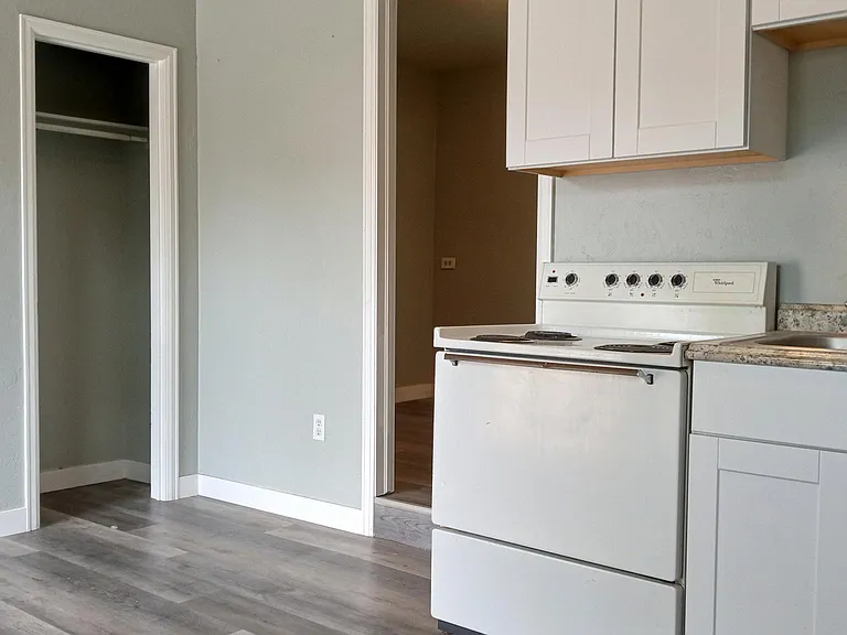 Unit 15 kitchen with full stove/oven