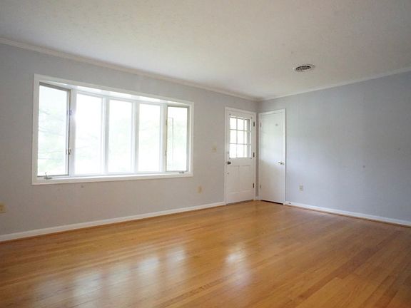 3rd image of 1105 Robin Rd