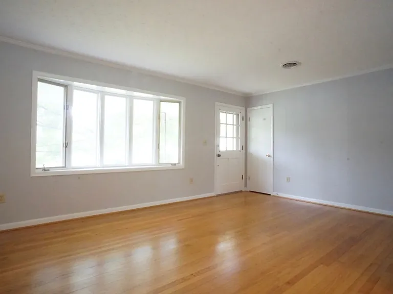 1105 Robin Rd — Photo 3