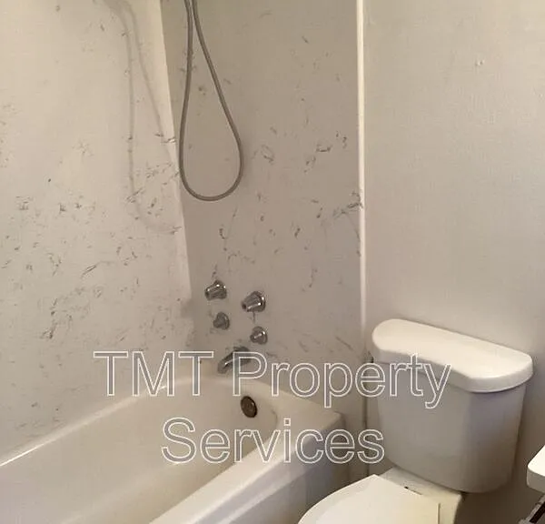 1816 F St #3 — Photo 3