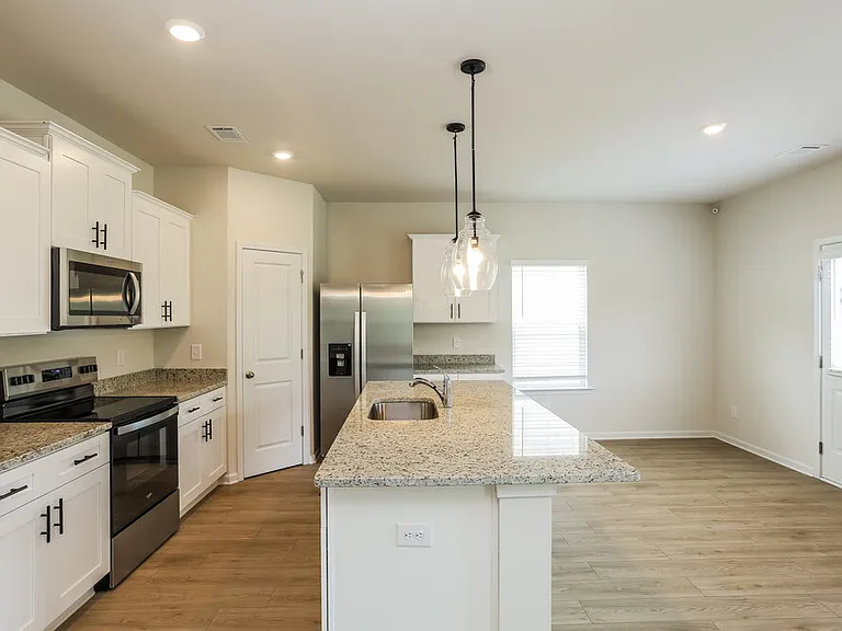658 Mackenzie Cv — Photo 7