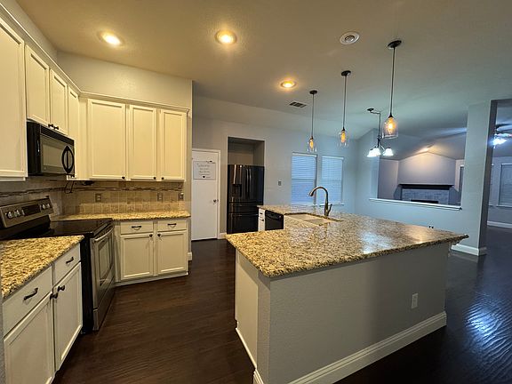 3rd image of 2737 Laurel Oak Dr