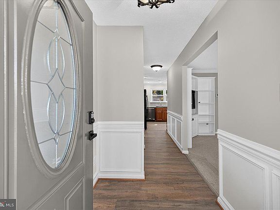 5th image of 8753 Country Ln