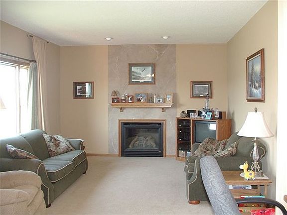 Family Room w/fireplace