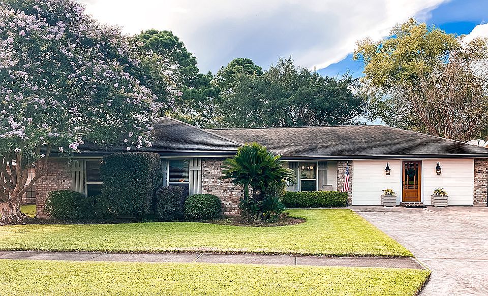 1st image of 302 Wellington Dr