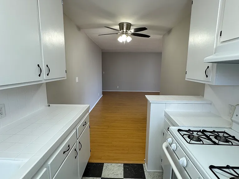 1550 N Harvard Blvd #15 — Photo 5