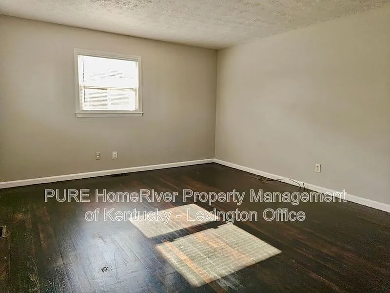 3 bed, 1.0 bath, 1050 sqft, $1,495 — Photo 3