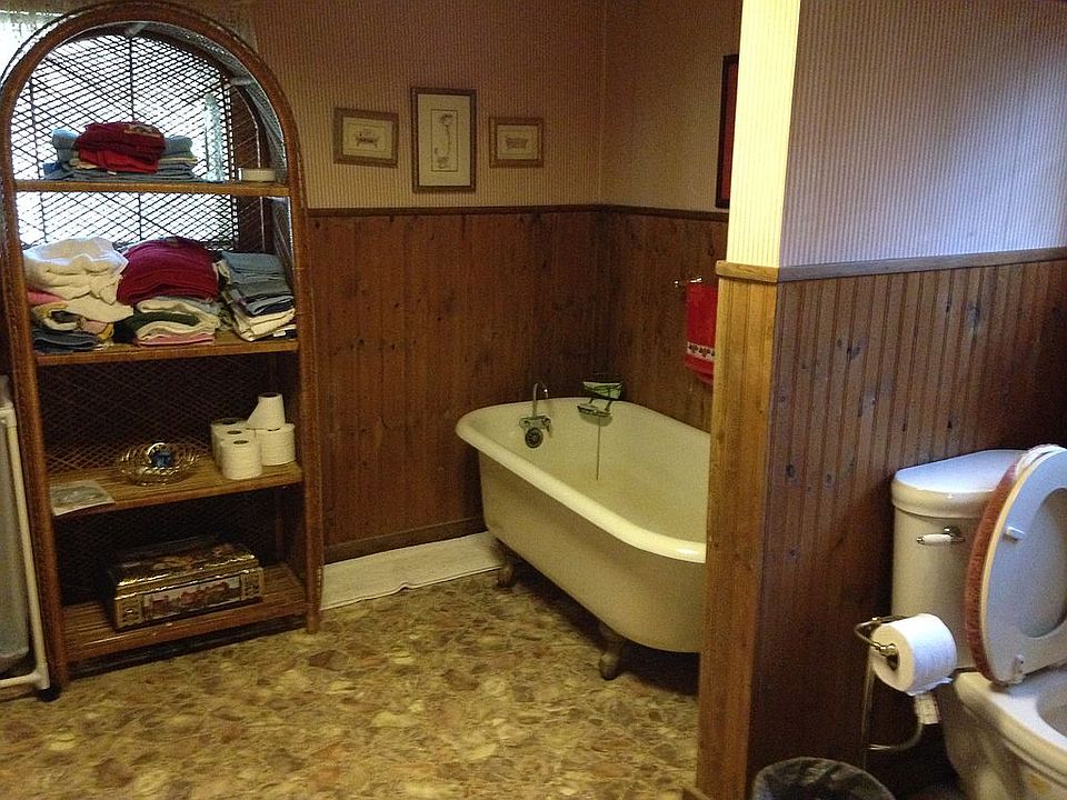 1st image of 208 W Broadway St