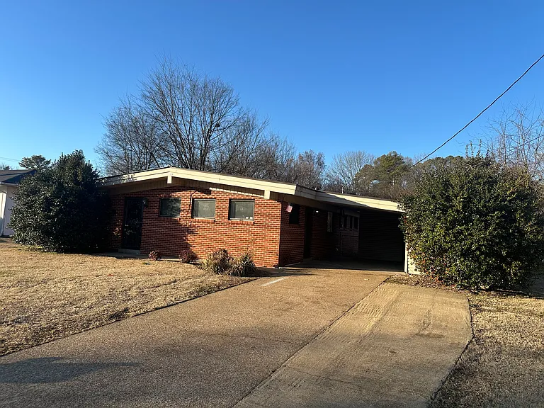 1320 Lambard Dr — Photo 1
