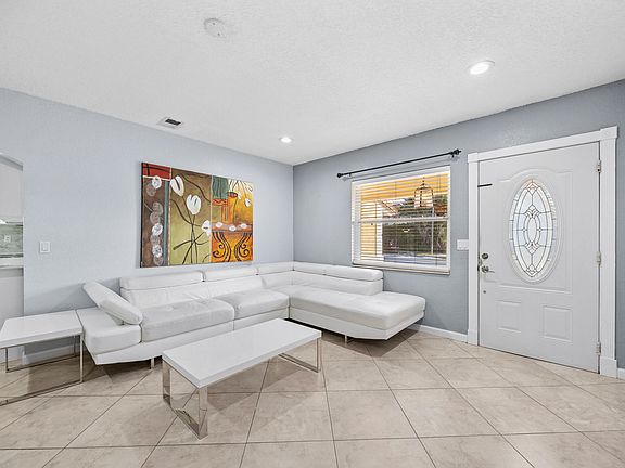 5th image of 913 Bradley Court