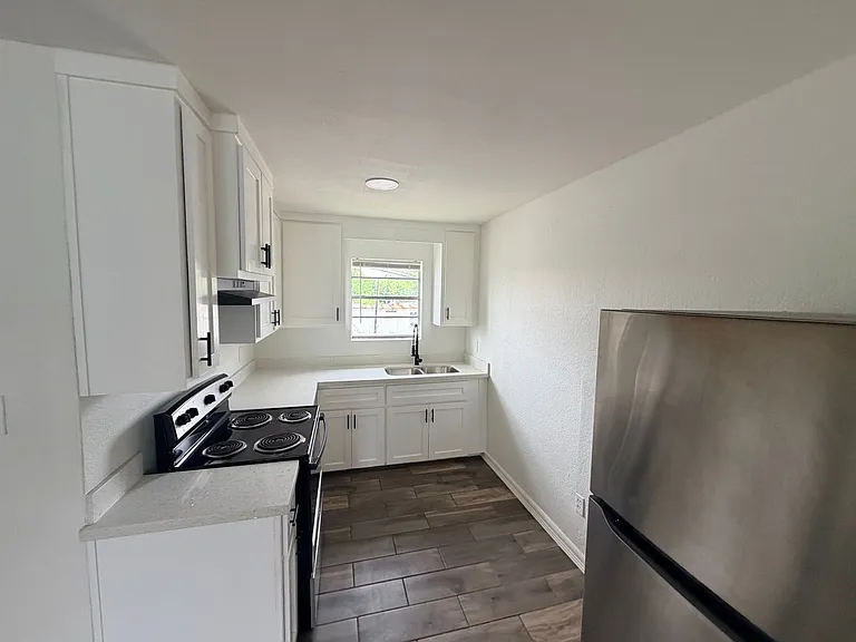 155 N Iowa Ave — Photo 2