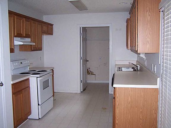 3rd image of 12 Woodbine Dr
