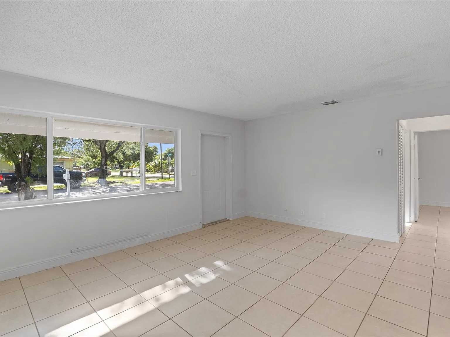 3 bed, 2.0 bath, 1000 sqft, $2,550 — Photo 3