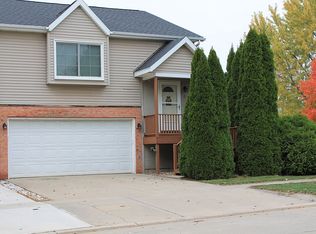 12 Reading Rd, Bloomington, IL 61701