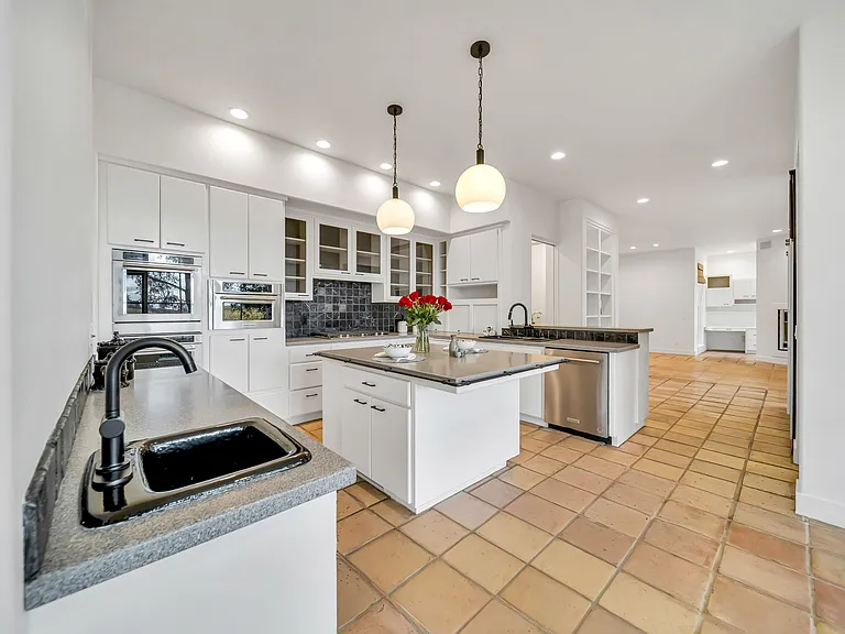 1041 Las Amigas Rd — Photo 6