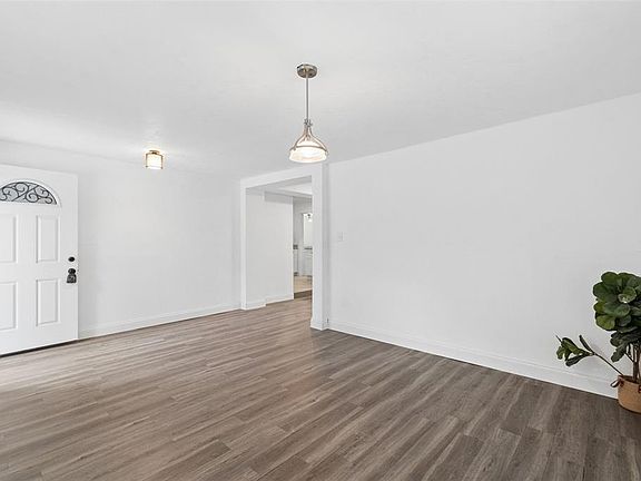 4th image of 220 NW 33rd Ave