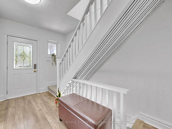 5th image of 419 Adelaide Ave W