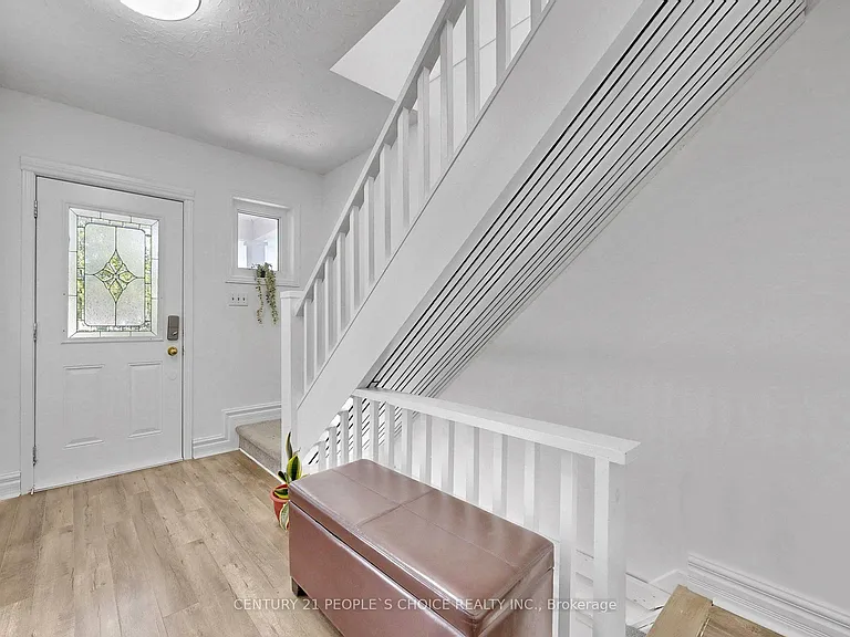 419 Adelaide Ave W — Photo 5