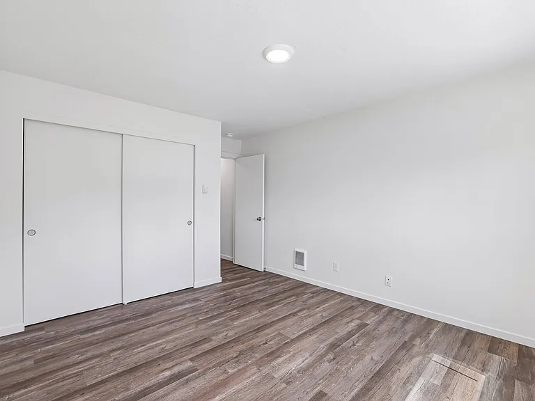 Midland Apartments — Photo 29