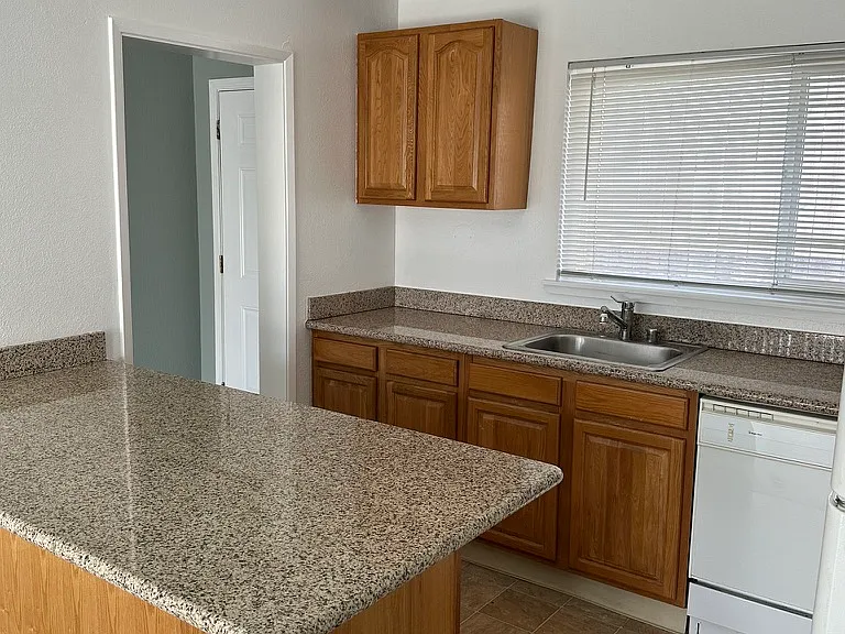 2930 Macarthur Blvd #8 — Photo 8