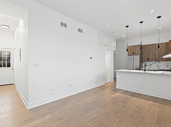 5th image of 449 N Elizabeth St #2S