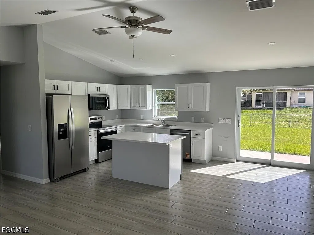 3 bed, 2.0 bath, 1267 sqft, $1,700 — Photo 3