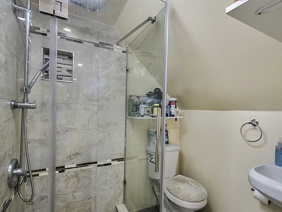 5th image of 1021 Thomas Ave