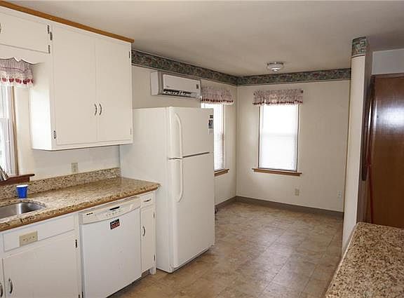 3rd image of 726 N Cottage Ave