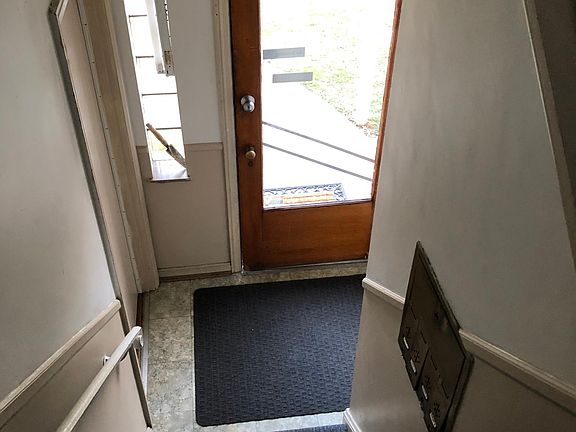 2nd image of 3085 Glenmore Ave APT 4