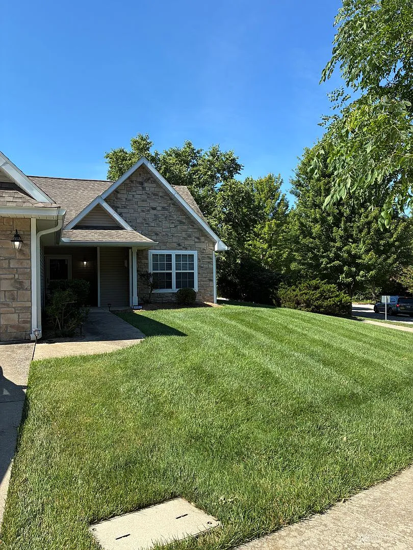 Reduced! Arbor Ridge: 3 Bedroom, 2 Bath - Available Now! — Photo 1