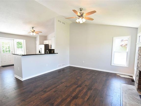 2nd image of 32 Sugar Tree Cir