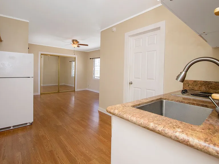 617 Hausten St — Photo 8