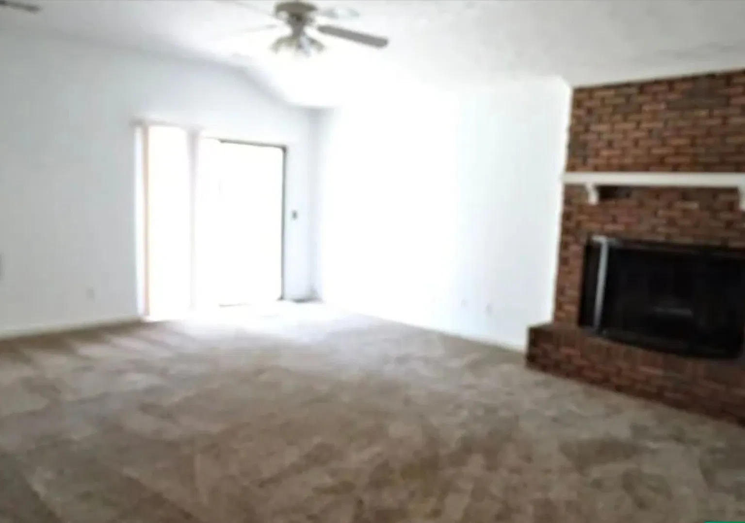 Centrally Located, 3Bedrooms 2 Baths fenced yard — Photo 2