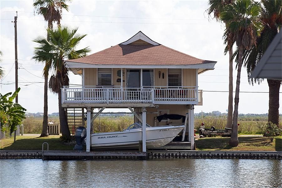 Located on wide canal intersection is ideal for fishing.